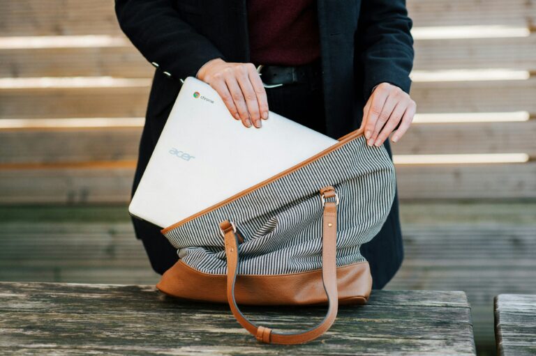 Should You Put Jewellery in Hand Luggage?